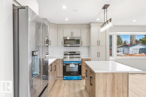 1412 Knottwood Road E, Edmonton, AB - Indoor Photo Showing Kitchen With Upgraded Kitchen