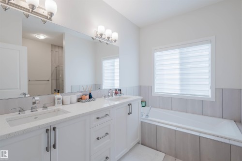 3408 Checknita Terrace, Edmonton, AB - Indoor Photo Showing Bathroom