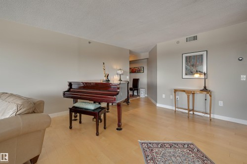 701 12319 Jasper Avenue, Edmonton, AB - Indoor