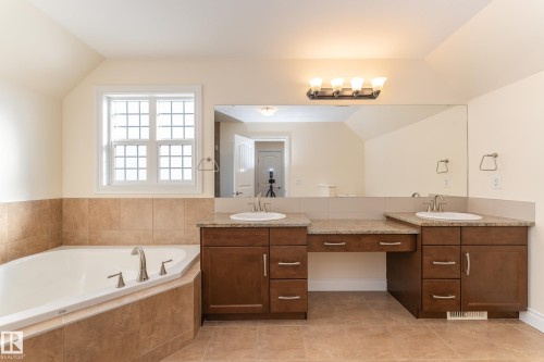 5512 Conestoga, Edmonton, AB - Indoor Photo Showing Bathroom