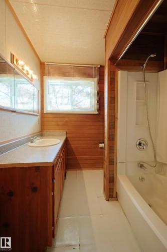 15725 95 Avenue, Edmonton, AB - Indoor Photo Showing Bathroom