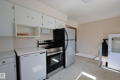 15725 95 Avenue, Edmonton, AB - Indoor Photo Showing Kitchen
