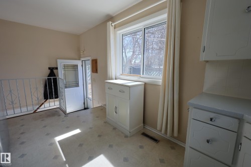 15725 95 Avenue, Edmonton, AB - Indoor Photo Showing Other Room