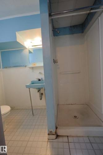 15725 95 Avenue, Edmonton, AB - Indoor Photo Showing Bathroom