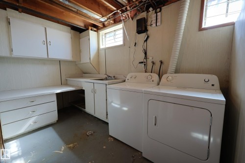 15725 95 Avenue, Edmonton, AB - Indoor Photo Showing Laundry Room