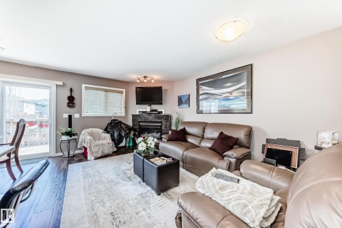 16737 60St, Edmonton, AB - Indoor Photo Showing Living Room