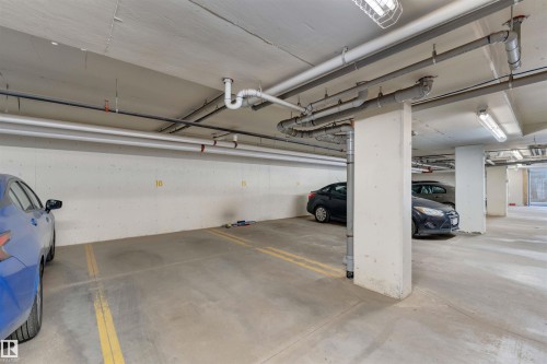 319 3670 139 Avenue, Edmonton, AB - Indoor Photo Showing Garage