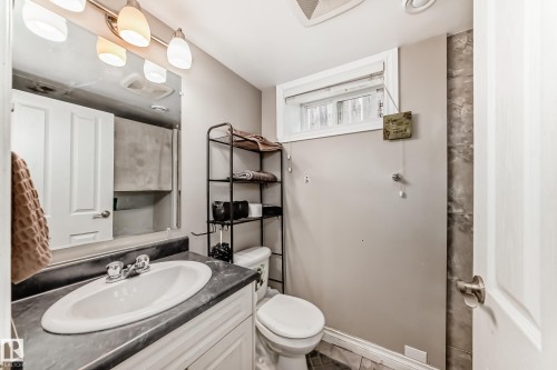 10837 65 Avenue, Edmonton, AB - Indoor Photo Showing Bathroom