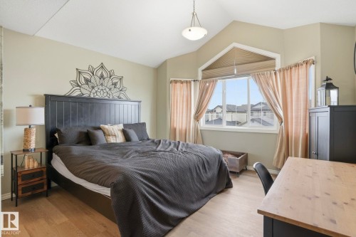 11520 11 Avenue, Edmonton, AB - Indoor Photo Showing Bedroom