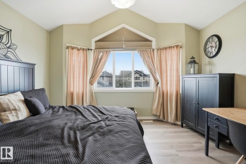 11520 11 Avenue, Edmonton, AB - Indoor Photo Showing Bedroom