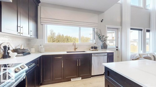 20707 40 Avenue, Edmonton, AB - Indoor Photo Showing Kitchen