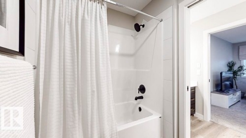 20707 40 Avenue, Edmonton, AB - Indoor Photo Showing Bathroom