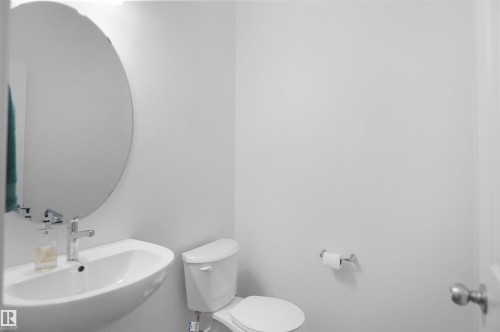 7216 182 Avenue, Edmonton, AB - Indoor Photo Showing Bathroom