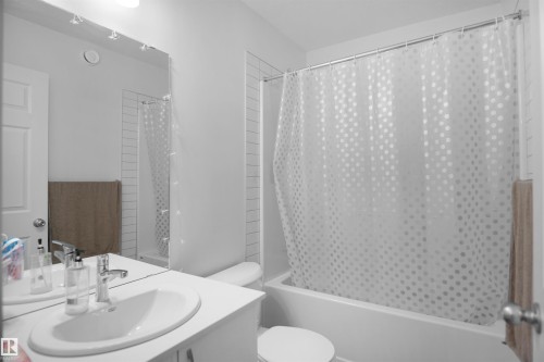 7216 182 Avenue, Edmonton, AB - Indoor Photo Showing Bathroom