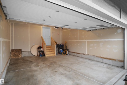 7216 182 Avenue, Edmonton, AB - Indoor Photo Showing Garage