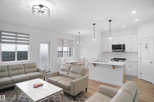 7216 182 Avenue, Edmonton, AB - Indoor Photo Showing Living Room