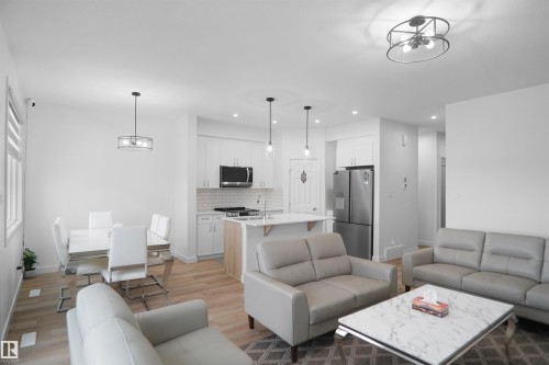 7216 182 Avenue, Edmonton, AB - Indoor Photo Showing Living Room