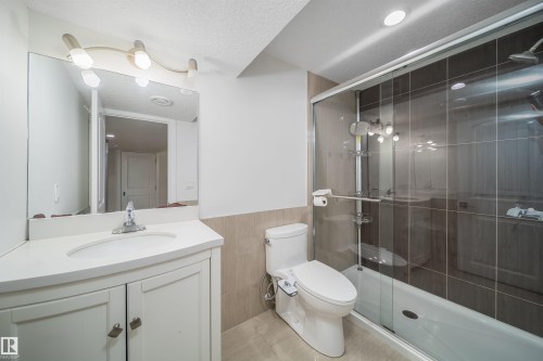 5935 6 Avenue, Edmonton, AB - Indoor Photo Showing Bathroom