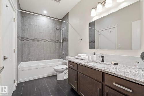8704 75 Avenue, Edmonton, AB - Indoor Photo Showing Bathroom