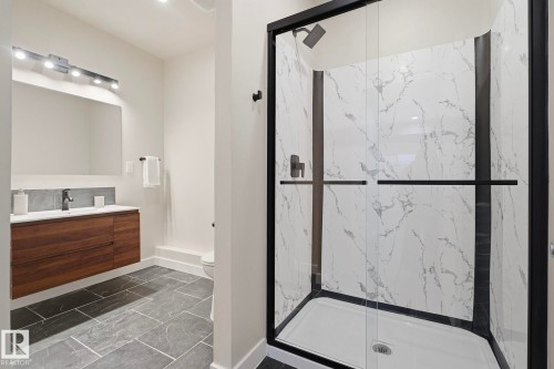 8704 75 Avenue, Edmonton, AB - Indoor Photo Showing Bathroom