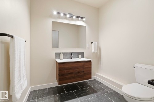8704 75 Avenue, Edmonton, AB - Indoor Photo Showing Bathroom