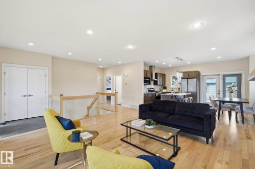 8704 75 Avenue, Edmonton, AB - Indoor Photo Showing Living Room