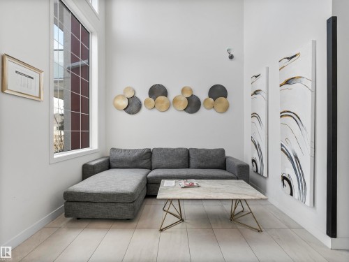 401 12110 106 Avenue, Edmonton, AB - Indoor Photo Showing Living Room