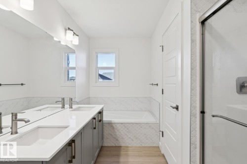 20719 40 Avenue, Edmonton, AB - Indoor Photo Showing Bathroom