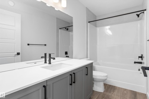 5005 Cawsey Link Sw, Edmonton, AB - Indoor Photo Showing Bathroom
