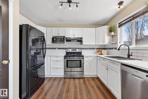 88 Birchmont Drive, Leduc, AB - Indoor Photo Showing Kitchen With Double Sink With Upgraded Kitchen