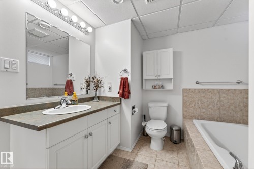 11715 28 Avenue, Edmonton, AB - Indoor Photo Showing Bathroom