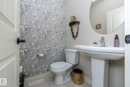 5315 17 Avenue, Edmonton, AB - Indoor Photo Showing Bathroom