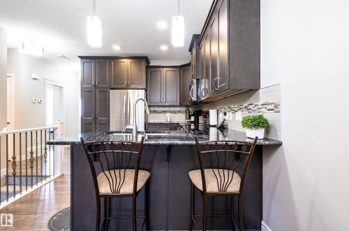 2 7115 Armour Link Link, Edmonton, AB - Indoor Photo Showing Kitchen With Upgraded Kitchen