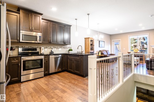 2 7115 Armour Link Link, Edmonton, AB - Indoor Photo Showing Kitchen With Upgraded Kitchen