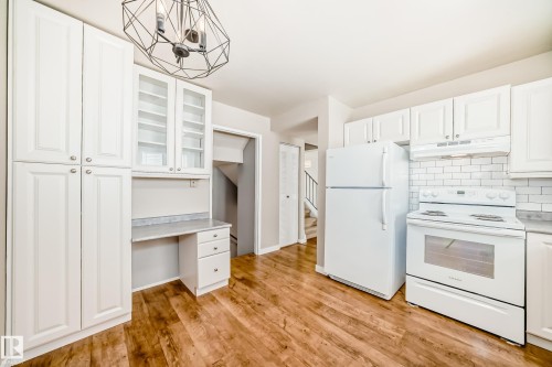 6 Woodvale Village, Edmonton, AB - Indoor Photo Showing Kitchen