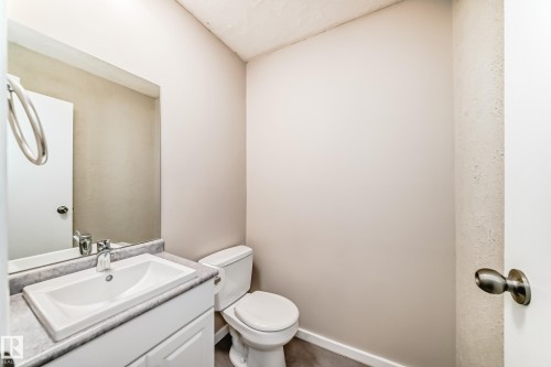 6 Woodvale Village, Edmonton, AB - Indoor Photo Showing Bathroom
