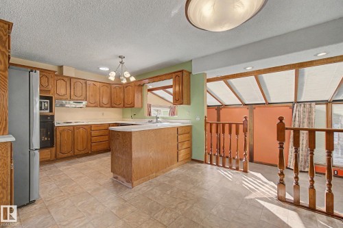 6223 139 Avenue, Edmonton, AB - Indoor Photo Showing Kitchen