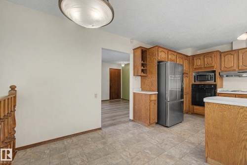 6223 139 Avenue, Edmonton, AB - Indoor Photo Showing Kitchen