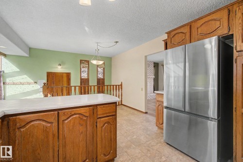 6223 139 Avenue, Edmonton, AB - Indoor Photo Showing Kitchen
