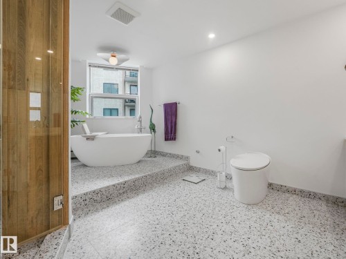 601 11826 100 Avenue, Edmonton, AB - Indoor Photo Showing Bathroom