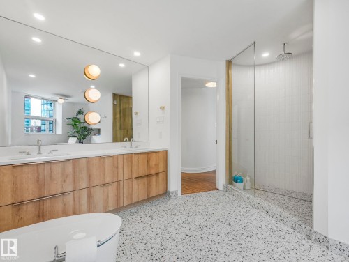 601 11826 100 Avenue, Edmonton, AB - Indoor Photo Showing Bathroom