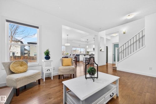 1004 Secord Promenade, Edmonton, AB - Indoor Photo Showing Living Room