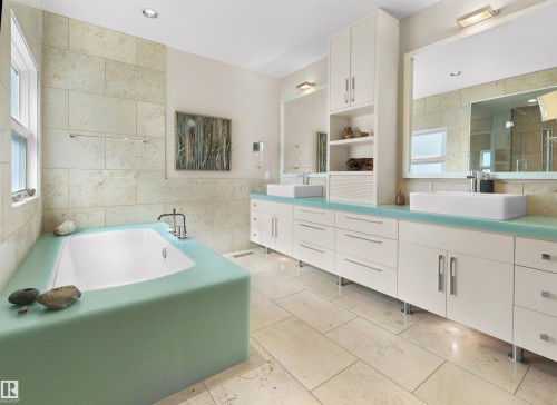 9651 87 Avenue, Edmonton, AB - Indoor Photo Showing Bathroom