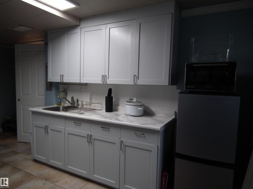 11702 79 Street Nw, Edmonton, AB - Indoor Photo Showing Kitchen