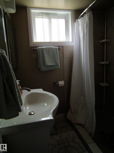 11702 79 Street Nw, Edmonton, AB - Indoor Photo Showing Bathroom
