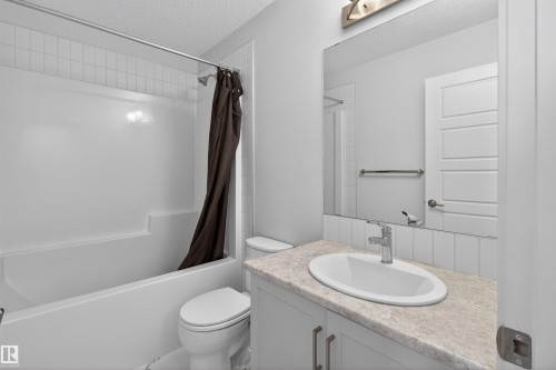 2422 Trumpeter Way, Edmonton, AB - Indoor Photo Showing Bathroom