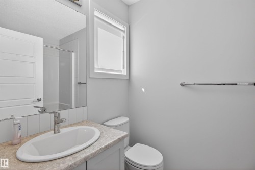 2422 Trumpeter Way, Edmonton, AB - Indoor Photo Showing Bathroom