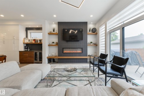 12444 Lansdowne Drive, Edmonton, AB - Indoor Photo Showing Living Room