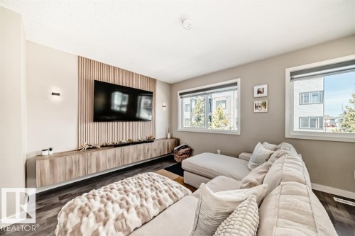 3346 15A Avenue, Edmonton, AB - Indoor Photo Showing Living Room