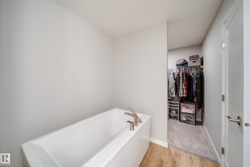 3330 Kulay Way, Edmonton, AB - Indoor Photo Showing Bathroom